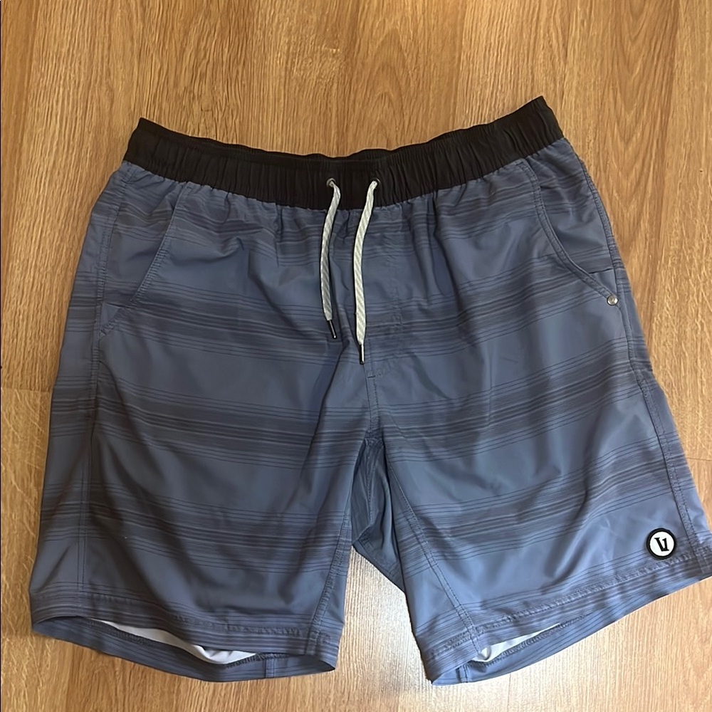 Vuori hybrid shorts with liner. Size large